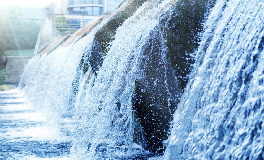 Für das Einleiten von Abwasser aus Industriebetrieben gelten umfassende gesetzliche Regelungen, zum Beispiel die Abwasserverordnung. © Peter/stock.adobe.com