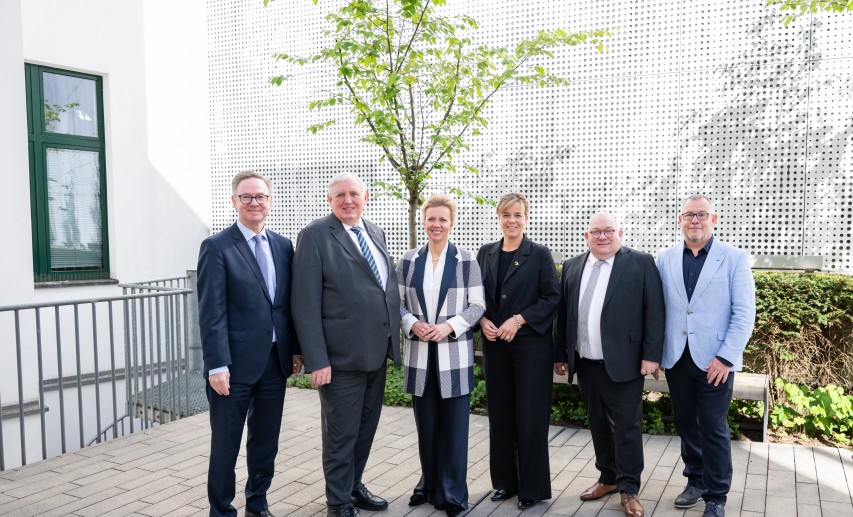 Copyright: MWIKE NRW - v.L. Christian Lauterbach (vfa NRW, Bayer Vital GmbH), Minister Karl-Josef Laumann, Ministerin Ina Brandes, Ministerin Mona Neubaur, Jörg Wolters (BPI NRW, Ruhrpharm AG), Uwe Wäckers (VCI NRW)