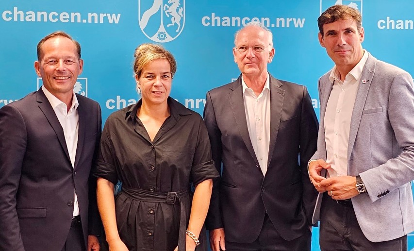 v.L.: Thomas Wessel (VCI NRW Vorsitzender), Mona Neubaur (NRW Wirtschaftsministerin), Hans-Jürgen Mittelstaedt (Geschäftsführer VCI NRW), Thomas Meiers (IGBCE Westfalen) 