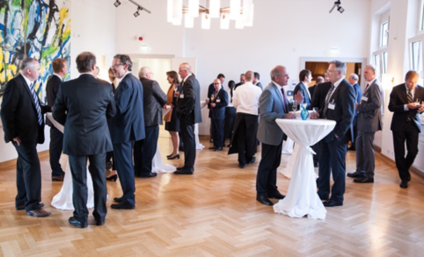 VCI NRW: Etwa 160 Gäste aus Politik, Ministerien, Behörden, Wissenschaft und Wirtschaft nutzten die Gelegenheit, mit der chemischen Industrie in den Dialog zu kommen. - Foto: © VCI NRW/Galaschek