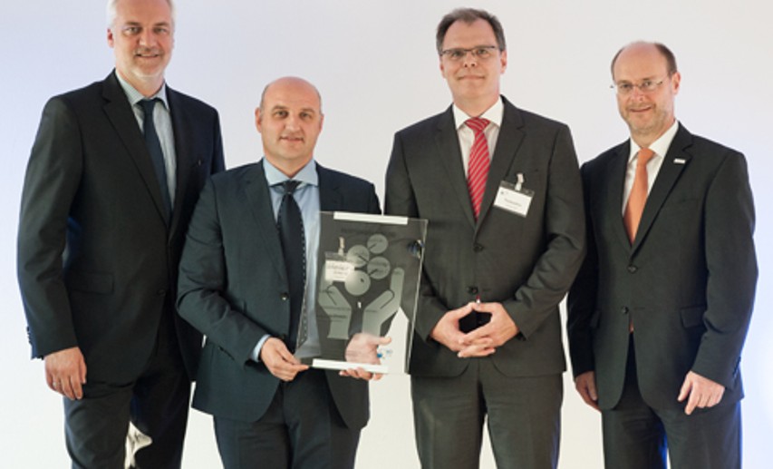 v.l.: NRW-Wirtschaftsminister Garrelt Duin; Cosimo Alemanno und Christoph Vielmetter, Brenntag GmbH; Dr. Günter Hilken, Vorsitzender VCI NRW - Foto: 