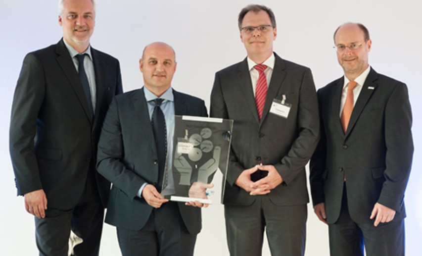 v.l.: NRW-Wirtschaftsminister Garrelt Duin; Cosimo Alemanno und Christoph Vielmetter, Brenntag GmbH; Dr. Günter Hilken, Vorsitzender VCI NRW - Foto: v.l.: NRW-Wirtschaftsminister Garrelt Duin; Cosimo Alemanno und Christoph Vielmetter, Brenntag GmbH; Dr. Günter Hilken, Vorsitzender VCI NRW - Foto: