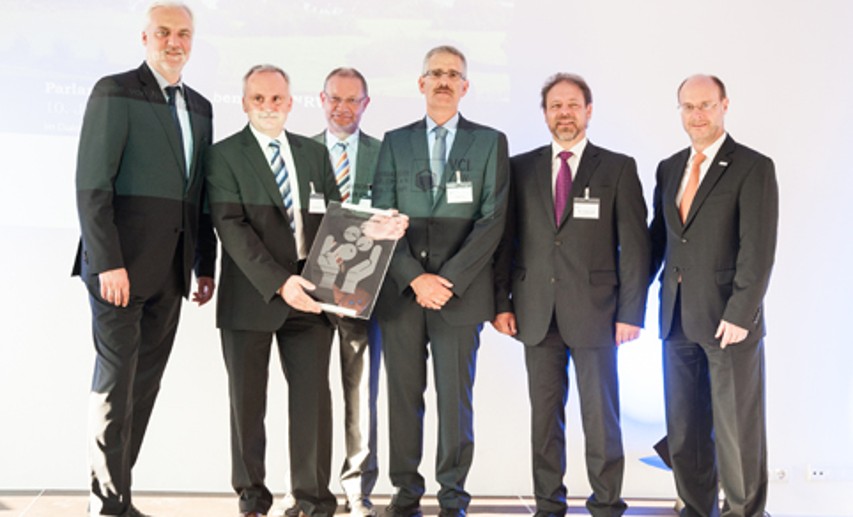 v.l.: NRW Wirtschaftsminister Garrelt Duin; Robert Schmidkunz , Dr. Gerd Wolter, Jörg Sievers und Dr. Arndt Glowacki, Evonnik Industries AG; Dr. Günter Hilken, Vorsitzender VCI NRW - Foto: 