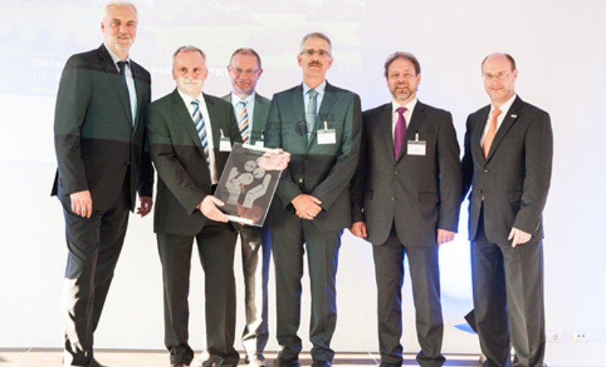 v.l.: NRW Wirtschaftsminister Garrelt Duin; Robert Schmidkunz , Dr. Gerd Wolter, Jörg Sievers und Dr. Arndt Glowacki, Evonnik Industries AG; Dr. Günter Hilken, Vorsitzender VCI NRW - Foto: v.l.: NRW Wirtschaftsminister Garrelt Duin; Robert Schmidkunz , Dr. Gerd Wolter, Jörg Sievers und Dr. Arndt Glowacki, Evonnik Industries AG; Dr. Günter Hilken, Vorsitzender VCI NRW - Foto: