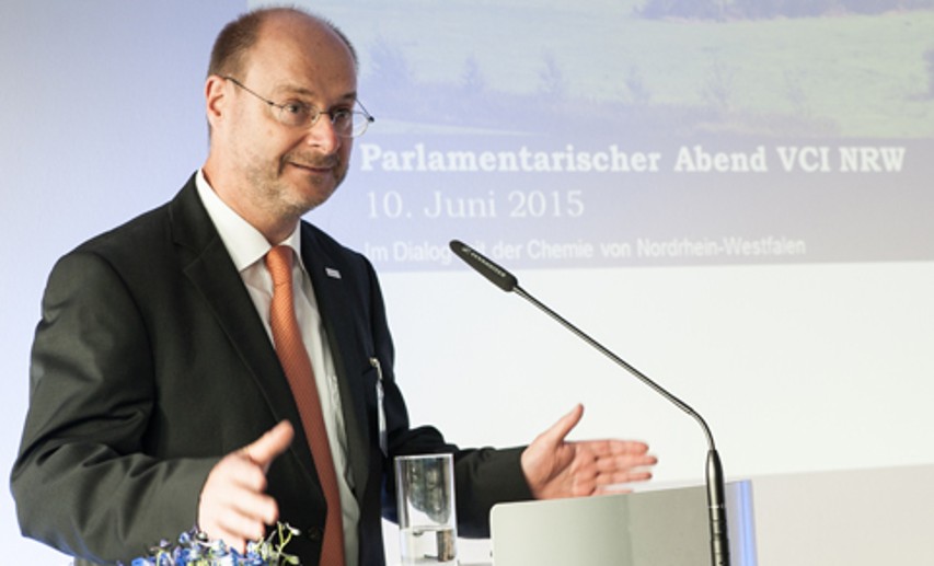 Dr. Günter Hilken, Vorsitzender des VCI NRW: "Das Chemiemobil soll ein weiterer Beitrag unserer Branche zu mehr Transparenz sein." - Foto: © VCI NRW