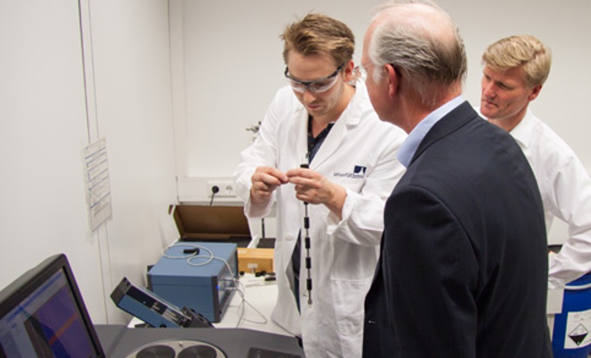 Freuen sich über die Förderung des Fonds zugunsten einer praktischen Hochschulausbildung am Puls der modernen Analytik (v.l.): Doktorand Matthias Käseborn, Hans-Jürgen Mittelstaedt, Prof. Dr. Arne Lützen - Foto: © VCI NRW Freuen sich über die Förderung des Fonds zugunsten einer praktischen Hochschulausbildung am Puls der modernen Analytik (v.l.): Doktorand Matthias Käseborn, Hans-Jürgen Mittelstaedt, Prof. Dr. Arne Lützen - Foto: © VCI NRW