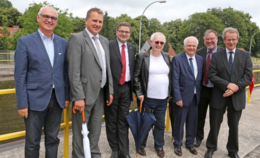 Bild: (v.L.) Carsten Löcker (MdL), Uwe Göddenhenrich (CDU Marl), Gerd Deimel (VCI/LANXESS), Dr. Valerie Wilms (MdB), Reinhard Klingen (BMVI), Michael Heinz (GDWS), Heinz-Josef Joeris (GDWS) © Evonik Industries AG