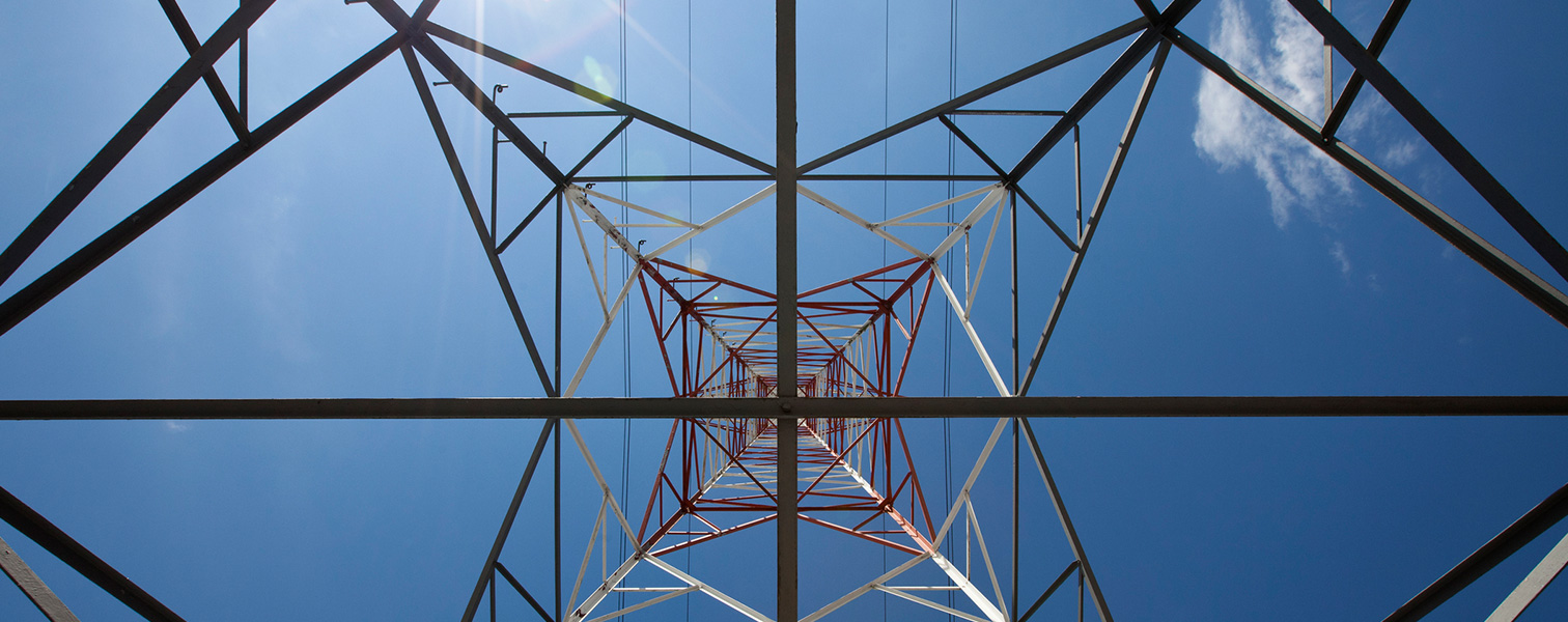Strommast von unten fotografiert