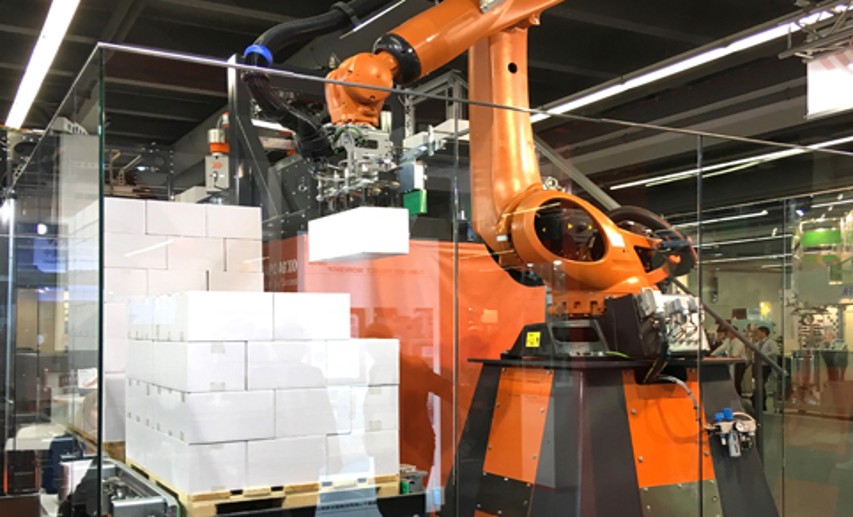 Roboter können beim Entladen und Konfektionieren von Paletten helfen. - Foto: © VCI/Claas Roboter können beim Entladen und Konfektionieren von Paletten helfen. - Foto: © VCI/Claas