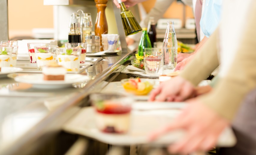 Essen in der Kantine: Für viele gehört das zum Alltag. Steuerrechtlich gesehen sind Mahlzeiten im Unternehmen aber eine sehr bürokratische Angelegenheit. - Foto: 