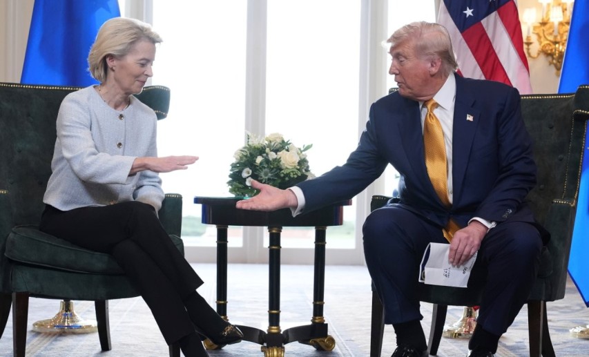EU-Kommissionspräsidentin Ursula von der Leyen und US-Präsident Donald Trump schütteln sich die Hand, nachdem sie eine Einigung im Zollstreit erzielt haben. © picture alliance / ASSOCIATED PRESS