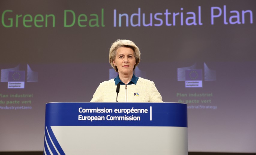 Mit dem Industrie-Pan für den Green Deal möchte Kommissionspräsidentin Ursula von der Leyen der europäischen Industrie auf ihrem Weg zur Klimaneutralität eine Führungsrolle sichern. Doch der gute Impuls springt aus VCI-Sicht zu kurz. © picture alliance / EPA 