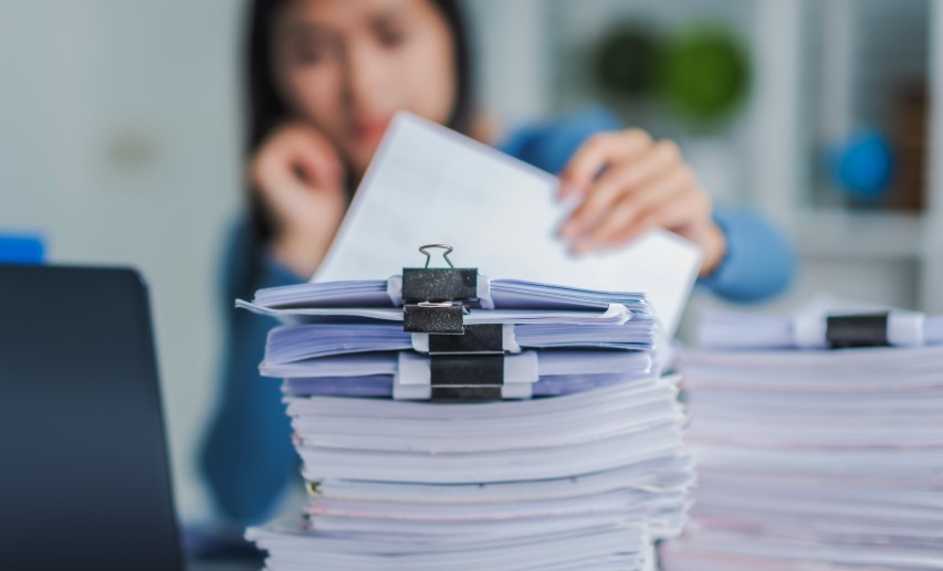 Unnötiger bürokratischer Aufwand führt zu extremen Verzögerungen und Belastungen. © makibestphoto - stock.adobe.com Unnötiger bürokratischer Aufwand führt zu extremen Verzögerungen und Belastungen. © makibestphoto - stock.adobe.com