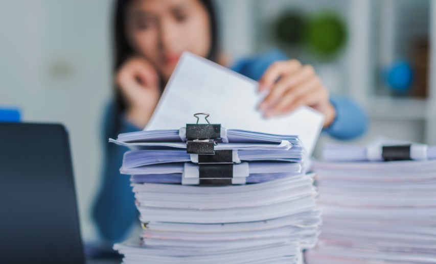 Unnötiger bürokratischer Aufwand führt zu extremen Verzögerungen und Belastungen. © makibestphoto - stock.adobe.com