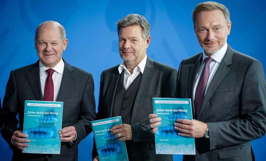 Bundeskanzler Olaf Scholz, Bundeswirtschafts- und -klimaminister Robert Habeck und Bundesfinanzminister Christian Lindner sind jetzt am Zug, die Vorschläge aus dem Abschlussbericht der Gas-Kommission zu einem Gesetzentwurf für die Gaspreisbremse umzuwandeln. © picture alliance / dpa 