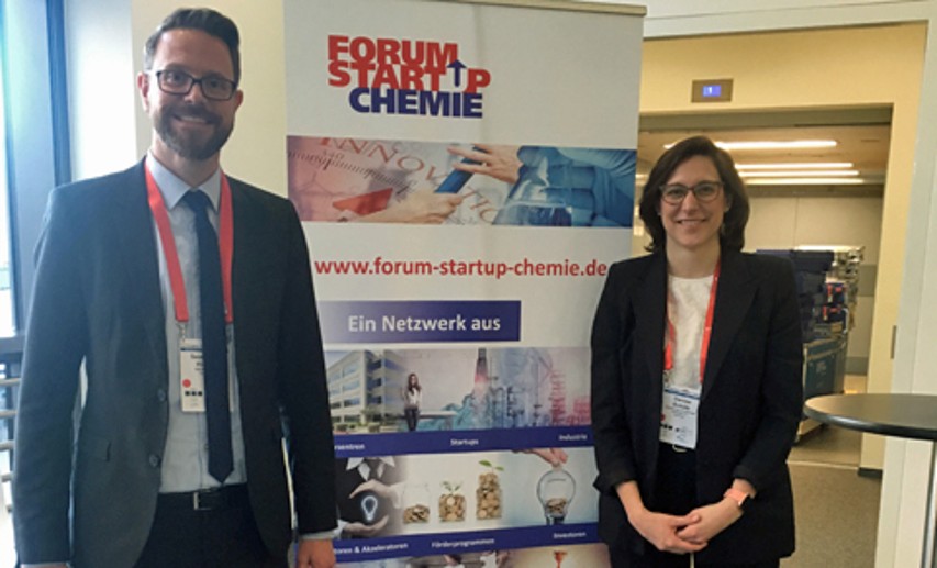 Sebastian Hiessl (DECHEMA) und Denise Schütz (VCI) präsentierten das Forum Startup Chemie. - Foto: © VCI