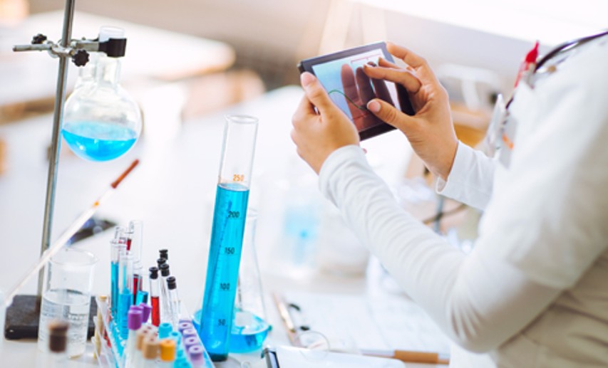 Die Sonderförderung des Fonds für die Lehramtsausbildung in Chemie soll dabei helfen, Möglichkeiten der (interaktiven) Mitwirkung und Gestaltung an und von digitalen Werkzeugen in den Blick zu nehmen. © Mediteraneo/stock.adobe.com Die Sonderförderung des Fonds für die Lehramtsausbildung in Chemie soll dabei helfen, Möglichkeiten der (interaktiven) Mitwirkung und Gestaltung an und von digitalen Werkzeugen in den Blick zu nehmen. © Mediteraneo/stock.adobe.com