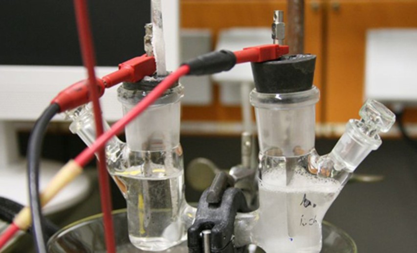 Fonds-Geschäftsführer Gerd Romanowski: „Mit dieser Sondermaßnahme leisten wir einen gezielten Beitrag, um die Qualifikationen und Kompetenzen angehender Chemiker und Chemieingenieure auf dem Gebiet der Elektrosynthese zu stärken." - Im Bild: Synthesezelle im Labor für Elektrosynthese der TU Braunschweig. - Foto: © TU Braunschweig / Uwe Schröder Fonds-Geschäftsführer Gerd Romanowski: „Mit dieser Sondermaßnahme leisten wir einen gezielten Beitrag, um die Qualifikationen und Kompetenzen angehender Chemiker und Chemieingenieure auf dem Gebiet der Elektrosynthese zu stärken." - Im Bild: Synthesezelle im Labor für Elektrosynthese der TU Braunschweig. - Foto: © TU Braunschweig / Uwe Schröder