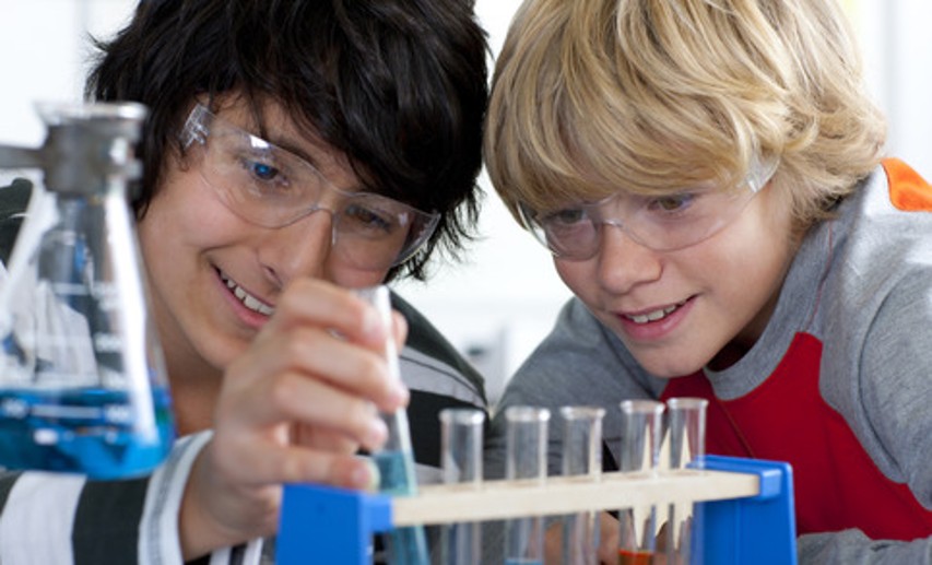 Auf der Bildungsmesse „didacta“ wird der Fonds der Chemischen Industrie (FCI) seine „Schulpartnerschaft Chemie“ auch in diesem Jahr vorstellen. Mit seiner Schulförderung will der Fonds die naturwissenschaftliche Bildung und vor allem den experimentellen Schulunterricht stärken. - Foto: © Juice Images - Fotolia.com Auf der Bildungsmesse „didacta“ wird der Fonds der Chemischen Industrie (FCI) seine „Schulpartnerschaft Chemie“ auch in diesem Jahr vorstellen. Mit seiner Schulförderung will der Fonds die naturwissenschaftliche Bildung und vor allem den experimentellen Schulunterricht stärken. - Foto: © Juice Images - Fotolia.com