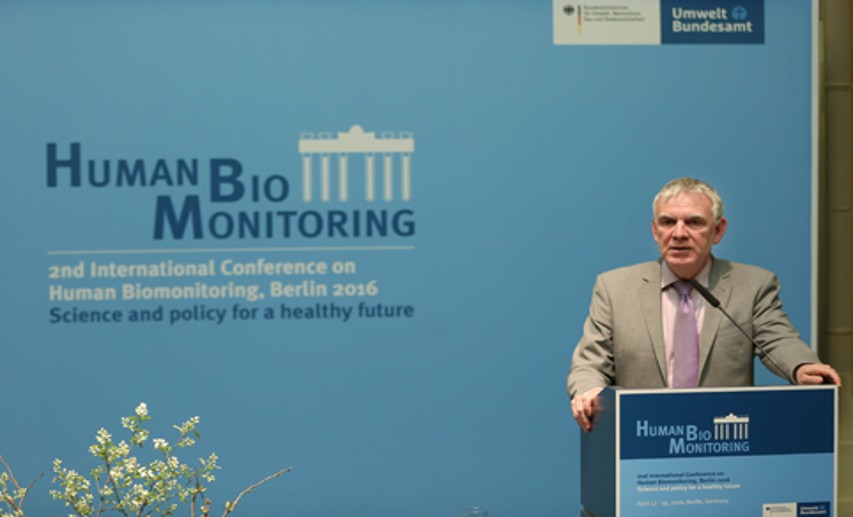 Umwelt-Staatssekretär Jochen Flasbarth eröffnete die 2. Internationale Konferenz zum Thema Human-Biomonitoring in Berlin und würdigte die laufende Kooperation zwischen BMUB und VCI als Bietrag zur Chemikaliensicherheit. - Foto: © BMUB/Sascha Hilgers