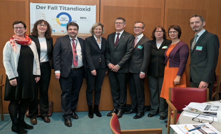 Intensive Diskussion mit (von links nach rechts) MdEP Martina Werner, Heike Liewald (VdMi), MdEP Dennis Radtke, MdEP Angelika Niebler, Utz Tillmann (VCI), Martin Engelmann (VdL) Michaela Müller (Kronos), MdEP Ulrike Müller und Helge Kramberger (DAW). - Foto: © Alexander Schneider