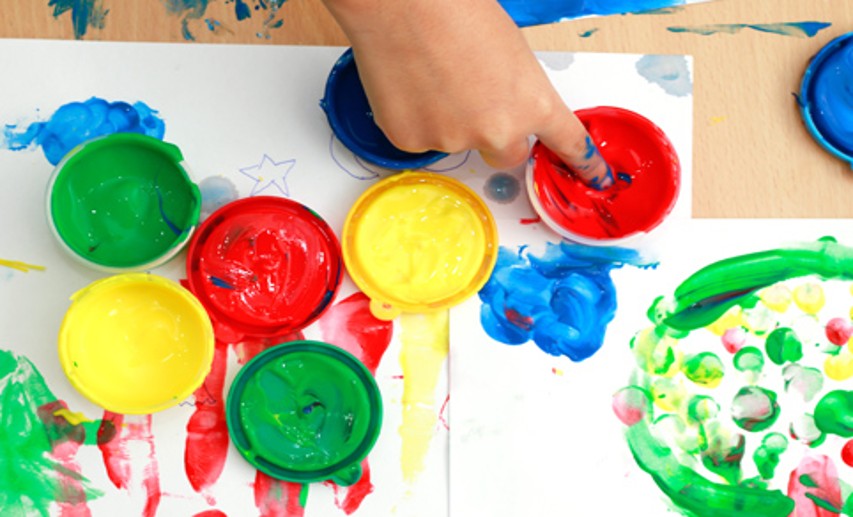 Durch Hände gelangen Keime in die Fingerfarbe. Die Konservierung wirkt der Verkeimung entgegen und trägt so zum Gesundheitsschutz bei. - Foto: © panitan/stock.adobe.com Durch Hände gelangen Keime in die Fingerfarbe. Die Konservierung wirkt der Verkeimung entgegen und trägt so zum Gesundheitsschutz bei. - Foto: © panitan/stock.adobe.com