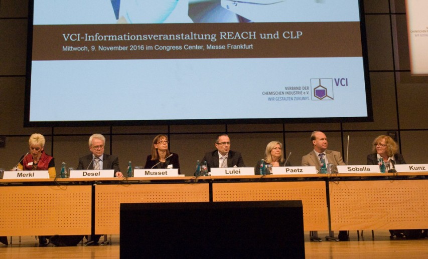 Rege Diskussionen und lebhafter Erfahrungsaustausch bei der Informationsveranstatlung des VCI zu REACH und CLP. - Foto: © VCI/Fuest