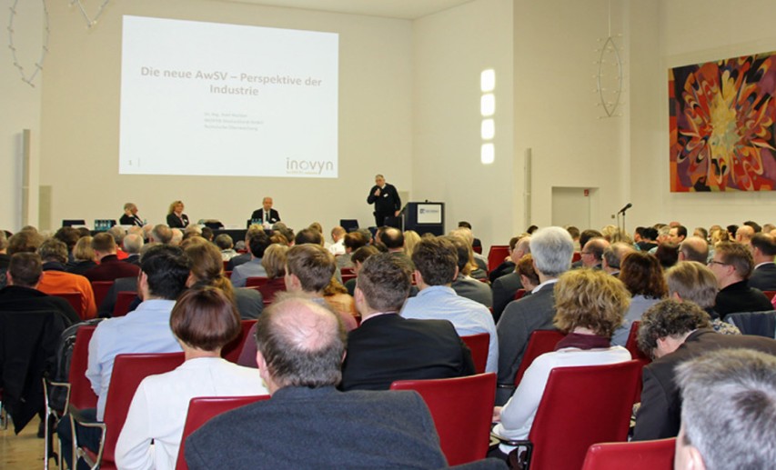 VCI-Infoveranstaltung zur AwSV in Frankfurt mit rund 270 Teilnehmern. Axel Nacken, Leiter Technische Überwachung bei INOVYN (Podium rechts), schilderte die Perspektive der Industrie auf die neue Regelung. - Foto: © VCI/Kühr