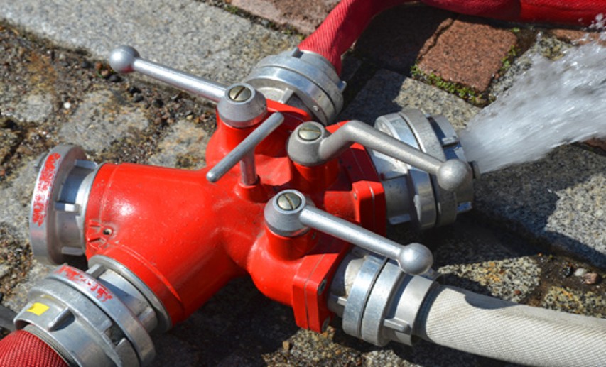 Verantwortliches Handeln in der Praxis: Fachleute aus Werkfeuerwehren und aus dem Gewässerschutz sind die Autoren des VCI-Leitfadens zur Löschwasserrückkhaltung. - Foto: © mhp - Fotolia.com Verantwortliches Handeln in der Praxis: Fachleute aus Werkfeuerwehren und aus dem Gewässerschutz sind die Autoren des VCI-Leitfadens zur Löschwasserrückkhaltung. - Foto: © mhp - Fotolia.com