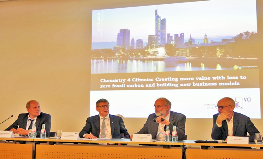 Chancen und Herausforderungen – bei der Weltbank diskutierten (von links): Ralph Kleinschmidt (ThyssenKrupp), Utz Tillmann (VCI), Claus Beckmann (BASF) und Russel Mills (CIFF). - Foto: © VCI/Kreth