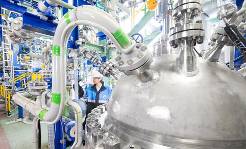 CO2 statt Erdöl nutzen – Blick in eine deutsche Chemieanlage, die Kohlenstoffdioxid als Rohstoff für die Herstellung von Kunststoffen verwendet. - Foto: 