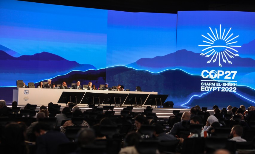 Die rund 200 Teilnehmerstaaten der 27. Weltklimakonferenz UN-Klimakonferenz einigten sich am 20. November 2022 nach langem Ringen auf eine Abschlusserklärung. Der große Wurf für das Klima blieb dabei leider aus. © picture alliance / AA