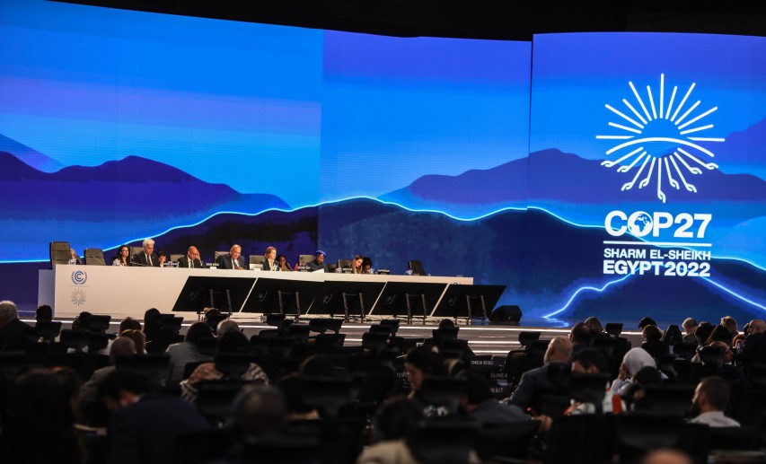 Die rund 200 Teilnehmerstaaten der 27. Weltklimakonferenz UN-Klimakonferenz einigten sich am 20. November 2022 nach langem Ringen auf eine Abschlusserklärung. Der große Wurf für das Klima blieb dabei leider aus. © picture alliance / AA Die rund 200 Teilnehmerstaaten der 27. Weltklimakonferenz UN-Klimakonferenz einigten sich am 20. November 2022 nach langem Ringen auf eine Abschlusserklärung. Der große Wurf für das Klima blieb dabei leider aus. © picture alliance / AA