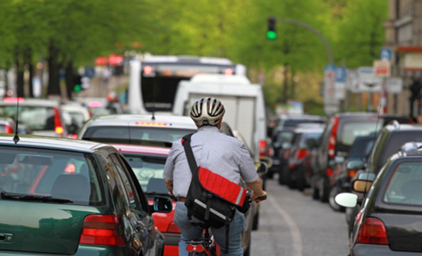 Im Verkehrssektor konnte bislang nur wenig CO2 eingespart werden. - Foto: