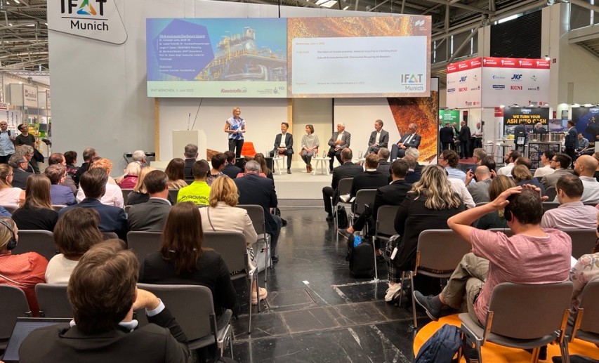 Podiumsdiskussion auf der IFAT 2022 mit Teilnehmenden aus Industrie, Wissenschaft und einer NGO.