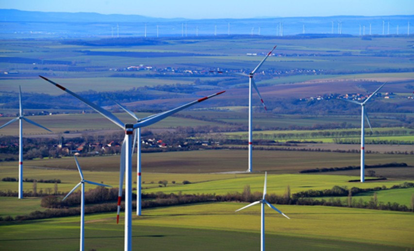 Der Strom aus erneuerbaren Energiequellen kann zum Beispiel Heizungswärme erzeugen und damit einen Beitrag zur Minderung von Treibhausgasemissionen leisten. - Foto: © picture alliance/ZB-euroluftbild