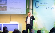 Die zentralen Ergebnisse des Chemistry4Climate-Projekts stellte Roland Geres vom Beratungsunternehmen FutureCamp vor. Erarbeitet wurden drei beispielhafte Szenarien für eine klimaneutrale Chemie 2045.  