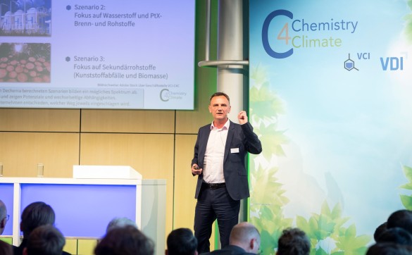 Die zentralen Ergebnisse des Chemistry4Climate-Projekts stellte Roland Geres vom Beratungsunternehmen FutureCamp vor. Erarbeitet wurden drei beispielhafte Szenarien für eine klimaneutrale Chemie 2045.  