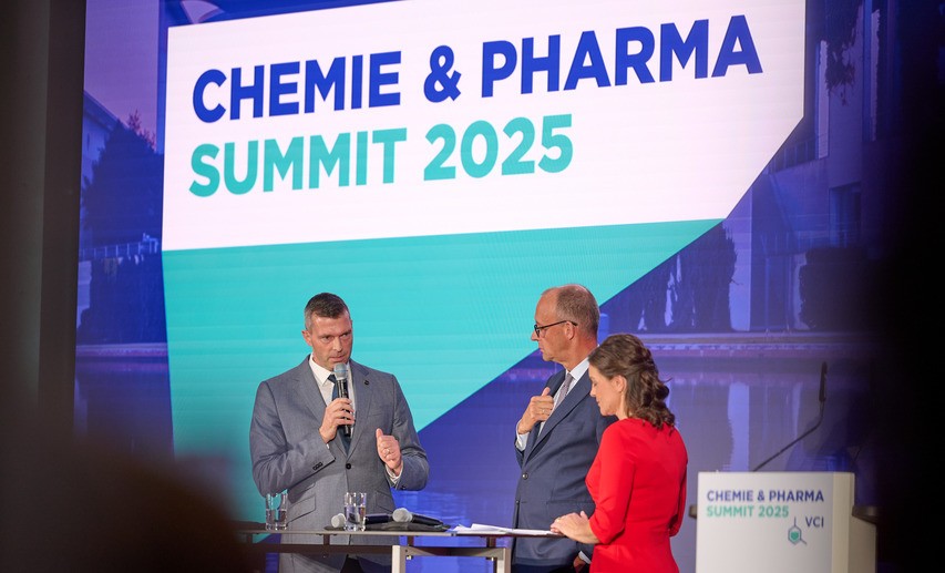 „Wie tief sollen wir noch fallen, bis die Politik reagiert?“, fragte VCI-Präsident Markus Steilemann Bundeskanzler Friedrich Merz auf dem Chemie & Pharma Summit in Berlin. Und forderte die Koalition auf: „Hört auf zu streiten.“ © VCI / André Groth „Wie tief sollen wir noch fallen, bis die Politik reagiert?“, fragte VCI-Präsident Markus Steilemann Bundeskanzler Friedrich Merz auf dem Chemie & Pharma Summit in Berlin. Und forderte die Koalition auf: „Hört auf zu streiten.“ © VCI / André Groth