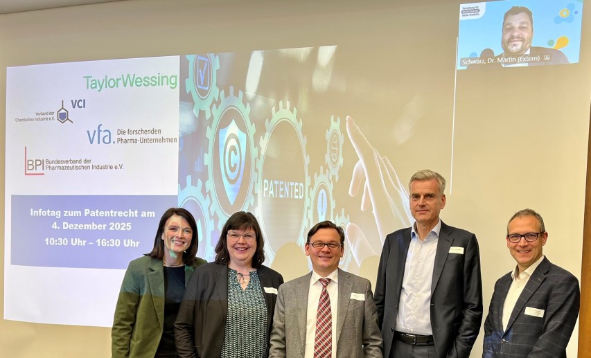 Zu sehen von links nach rechts: Ninetta Meier (VCI-Berlin), Ines Nitsche (VFA), Ulf Zumdick (BPI), Dr. Gisbert Hohagen (TaylorWessing), Marcel Kouskoutis (VCI). Per Zuschaltung oben rechts im Bild: Dr. Martin Schwartz (VFA). 