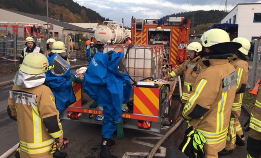 Enges Zusammenspiel zwischen TUIS-Werkfeuerwehr und öffentlichen Wehren beim Großbrand in der Produktionshalle eines Galvanikbetriebs - Foto: 