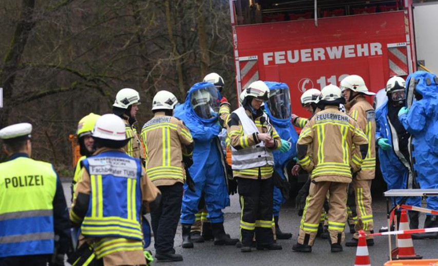 Ein Fall für Teamwork im TUIS-Netzwerk: Die Chemie-Werkfeuerwehr Hexion unterstützte die öffentlichen Gefahrenabwehrkräfte nach dem Austritt von Wasserstoffperoxid in der Beizhalle eines Walzwerks. - Foto: © Hexion