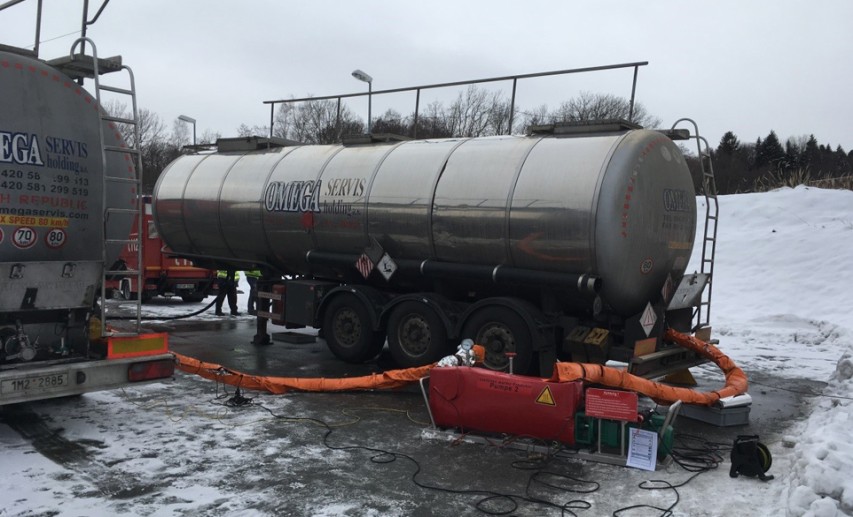 20 Tonnen Naphthalen müssen aus einem Gefahrgut-Tanklastzug umgepumpt werden. Die TUIS-Werkfeuerwehr Gendorf ist mit Spezialgerät im Einsatz. - Foto: © InfraServ GmbH & Co. Gendorf KG