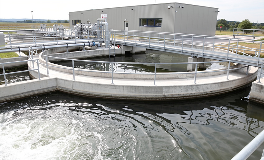 Die vierte Reinigungsstufe in Kläranlagen soll überwiegend durch die erweiterte Herstellerverantwortung finanziert werden (Bild generiert mit KI). &copy; VCI