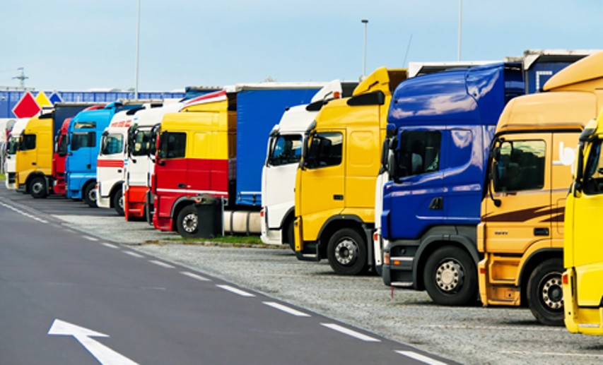 Mehr Lkw-Parkplätze in Deutschland werden dringend benötigt. - Foto: © Gina Sanders/stock.adobe.com