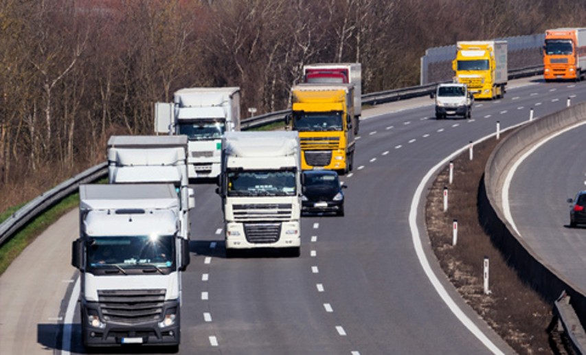 Die „Initiative Verkehrsentlastung" von 17 Wirtschaftsverbänden setzt sich dafür ein, das zulässige LKW-Gesamtgewicht gemäß dem Kombinierten Verkehr auf 44 Tonnen anzugleichen - Millionen LKW-Fahrten ließen sich dadurch einsparen. - Foto: © Gina Sanders - Fotolia.com