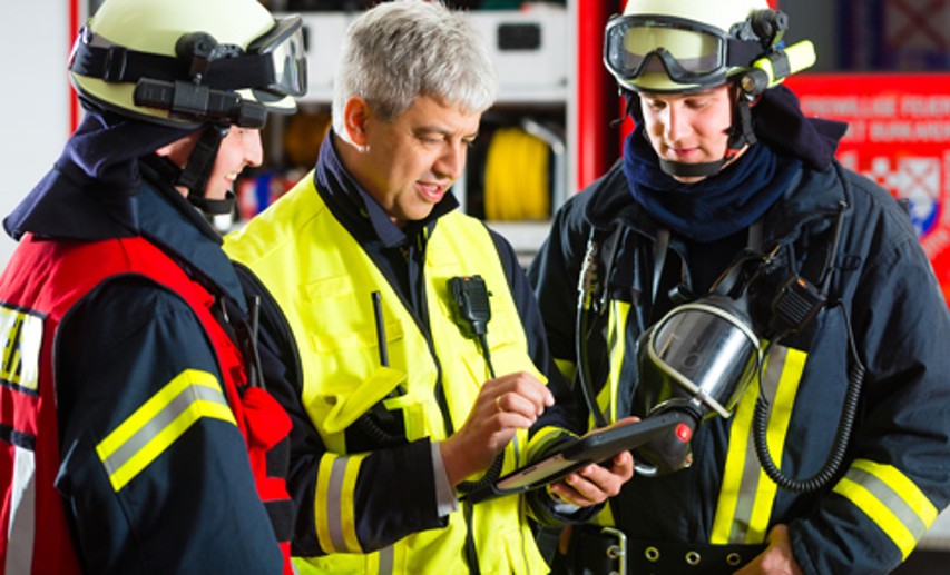 Sie treffen als Feuerwehrmann/frau oder Polizist/in an einer Unfallstelle mit Chemikalien ein. Jetzt brauchen Sie guten Rat? Dann nutzen Sie die Hotline zum Know-how: Rufen Sie eine Werkfeuerwehr der chemischen Industrie zu Hilfe. © Kzenon - Fotolia.com