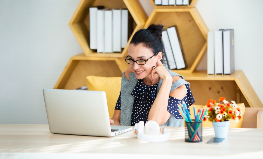 Eine neue Regelung mit der Schweiz kommt Grenzgängern im Homeoffice zugute. © navee/stock.adobe.com