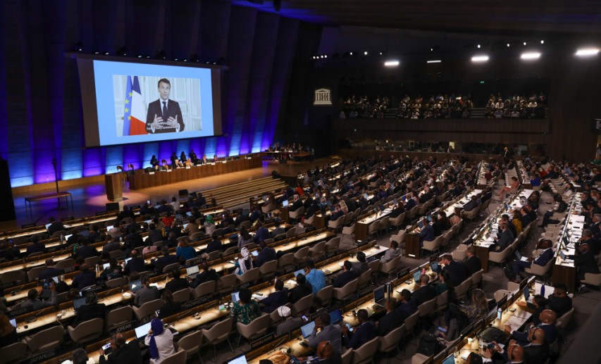 Start der 2. Verhandlungsrunde im UNESCO-Hauptquartier in Paris: Frankreichs Präsident Emmanuel Macron macht den Ernst der Lage beim Kampf gegen Plastikmüll in der Umwelt klar. © IISD/ENB - Kiara Worth Start der 2. Verhandlungsrunde im UNESCO-Hauptquartier in Paris: Frankreichs Präsident Emmanuel Macron macht den Ernst der Lage beim Kampf gegen Plastikmüll in der Umwelt klar. © IISD/ENB - Kiara Worth