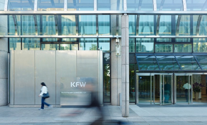 Das „KfW-Sonderprogramm für Unternehmen“ sieht vergünstigte Kredite vor, die mittels der Hausbank bei der KfW beantragt werden können. -Bild: © KfW-Bildarchiv/Ruediger Nehmzow